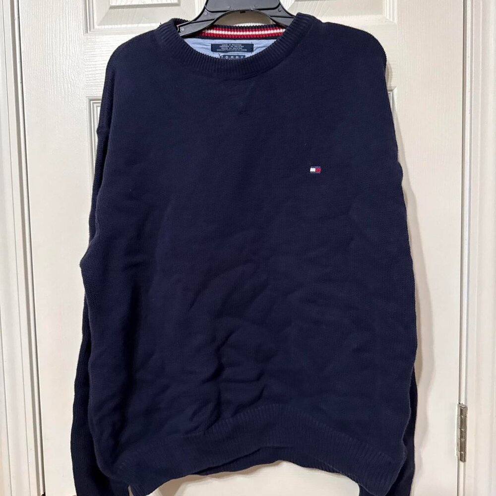 Navy blue Tommy Hilfiger crewneck sweater #preppy